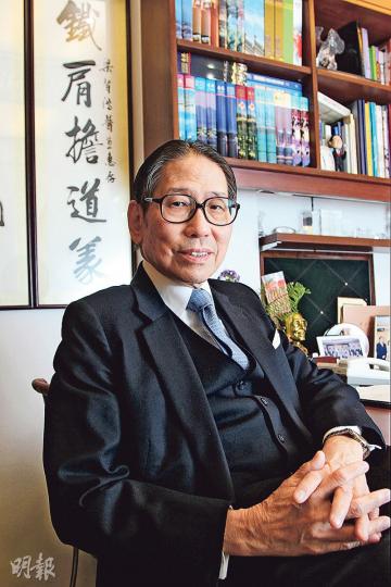 港大深圳醫院名譽院長梁智鴻建議醫管局向港大深圳醫院購買服務,既可縮短醫管局病人輪候做手術的時間,又可令港大深圳醫院增加病人。(林俊源攝) 港大深圳醫院名譽院長梁智鴻建議醫管局向港大深圳醫院購買服務,既可縮短醫管局病人輪候做手術的時間,又可令港大深圳醫院增加病人。(林俊源攝)