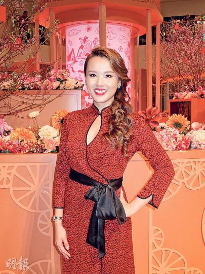 楊洛婷婚後首個農曆新年，興奮大派利市。（攝影/記者：柯美）