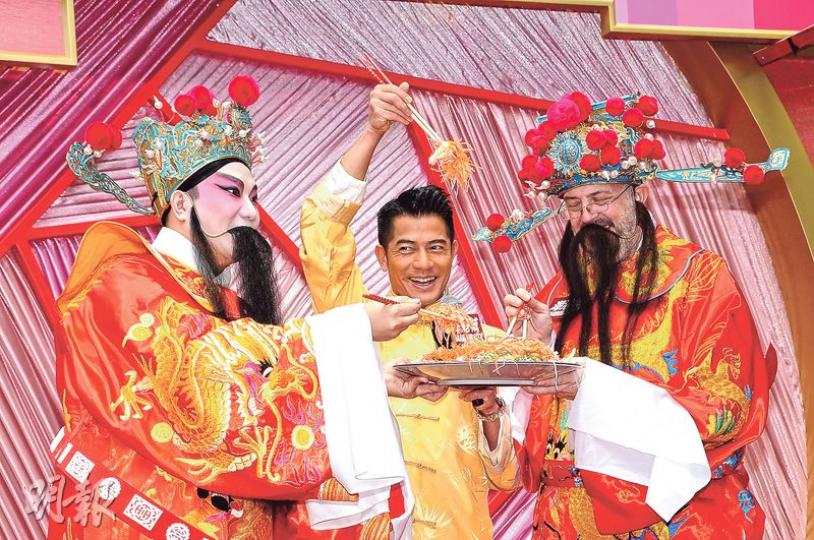 城城與兩位財神齊齊「撈起」,寓意新一年風生水起。(攝影:鍾偉茵)城城騎電單車進場,威風凜凜。(攝影:鍾偉茵)城城不停逗小朋友開心,父愛氾濫。(攝影:鍾偉茵) 城城與兩位財神齊齊「撈起」,寓意新一年風生水起。(攝影:鍾偉茵)城城騎電單車進場,威風凜凜。(攝影:鍾偉茵)城城不停逗小朋友開心,父愛氾濫。(攝影:鍾偉茵)