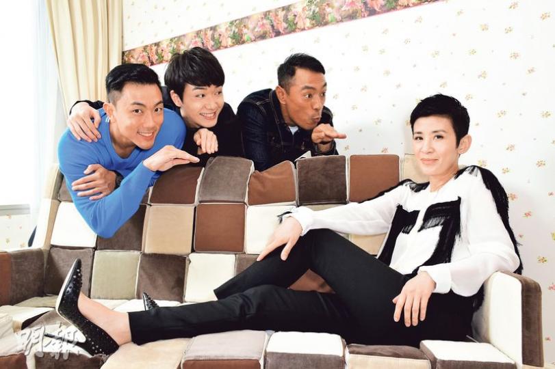 吳君如(右)反串做「鴨」拍《12金鴨》,帶着3隻鴨劉浩龍(左起)、蔡瀚億和姜皓文搵食,戲裏戲外大放笑彈。(攝影:梁迺楠)君如表示著男人「body」攞苦來辛也值得,因為對觀眾有新鮮感。(攝影:梁迺楠)3色鴨蔡瀚億(左起)、劉浩龍和姜皓文走在一起便能產生化學作用,非常搞笑。(攝影:梁迺楠) 吳君如(右)反串做「鴨」拍《12金鴨》,帶着3隻鴨劉浩龍(左起)、蔡瀚億和姜皓文搵食,戲裏戲外大放笑彈。(攝影:梁迺楠)君如表示著男人「body」攞苦來辛也值得,因為對觀眾有新鮮感。(攝影:梁迺楠)3色鴨蔡瀚億(左起)、劉浩龍和姜皓文走在一起便能產生化學作用,非常搞笑。(攝影:梁迺楠)