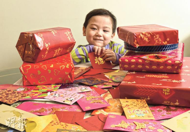 “ 賀年禮品堆滿屋 點算好? ”(陳淑安攝)賀年禮品可以轉贈予慈善機構,讓更多人受惠。(陳淑安攝) “ 賀年禮品堆滿屋 點算好? ”(陳淑安攝)賀年禮品可以轉贈予慈善機構,讓更多人受惠。(陳淑安攝)