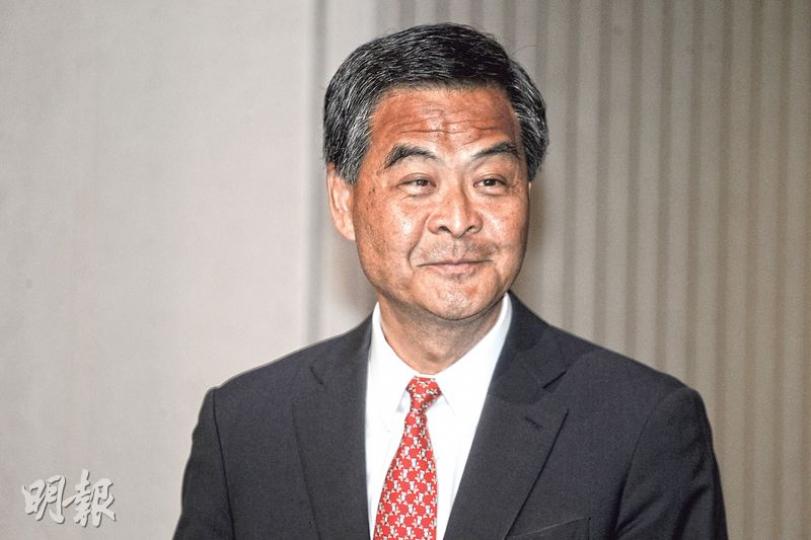 特首梁振英主動向記者提出會與中央政府商討如何收緊政策,控制內地訪港旅客的增長,並稱下月會上京商討短期應變措施。有市民日前在馬爾代夫拍攝到度假中的梁振英,復工後的他皮膚明顯曬黑。(李紹昌攝) 特首梁振英主動向記者提出會與中央政府商討如何收緊政策,控制內地訪港旅客的增長,並稱下月會上京商討短期應變措施。有市民日前在馬爾代夫拍攝到度假中的梁振英,復工後的他皮膚明顯曬黑。(李紹昌攝)