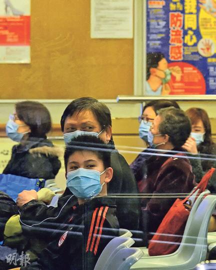 本港流感疫情反覆,至昨午的單日又死18人,更有一名9個月大男嬰染流感後出現敗血症。昨日在瑪麗醫院候診的人,無論大人或兒童都戴上口罩防流感。(葉家豪攝) 本港流感疫情反覆,至昨午的單日又死18人,更有一名9個月大男嬰染流感後出現敗血症。昨日在瑪麗醫院候診的人,無論大人或兒童都戴上口罩防流感。(葉家豪攝)