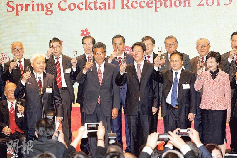 港大民意研究計劃調查顯示,特首梁振英(前排右四)最新評分為40.7分。圖為梁昨出席中總新春酒會,與中聯辦主任張曉明(前排右三)等與台下嘉賓祝酒。(李紹昌攝) 港大民意研究計劃調查顯示,特首梁振英(前排右四)最新評分為40.7分。圖為梁昨出席中總新春酒會,與中聯辦主任張曉明(前排右三)等與台下嘉賓祝酒。(李紹昌攝)