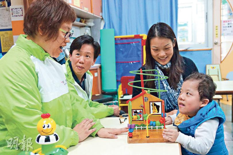 現年4歲屬中度智障的梁冠鴻(右一)去年5月入住匡智松嶺學前兒童中心,接受物理和咽喉言語治療,其母梁太(右二)對兒子學會讀出詞語明顯增多感到高興。左二為匡智會項目幹事方建華。(余瑋攝) 現年4歲屬中度智障的梁冠鴻(右一)去年5月入住匡智松嶺學前兒童中心,接受物理和咽喉言語治療,其母梁太(右二)對兒子學會讀出詞語明顯增多感到高興。左二為匡智會項目幹事方建華。(余瑋攝)
