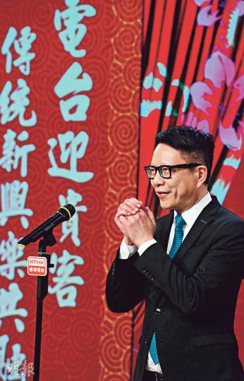 亞視執行董事葉家寶昨出席港台團拜,祝願天下打工仔準時出糧,強調亞視管理層會繼續努力籌錢,目前正爭取一內地企業認購亞姐冠名贊助,若成事可帶來8位數字收入,足夠發放2月份薪金,但不知是否足以繳付下月18日到期的第二期牌照費。(劉焌陶攝) 亞視執行董事葉家寶昨出席港台團拜,祝願天下打工仔準時出糧,強調亞視管理層會繼續努力籌錢,目前正爭取一內地企業認購亞姐冠名贊助,若成事可帶來8位數字收入,足夠發放2月份薪金,但不知是否足以繳付下月18日到期的第二期牌照費。(劉焌陶攝)