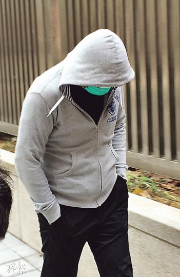 涉嫌偷拍男警如廁的被告李子和(圖),昨離開法院時以帽笠頭並戴上口罩,急步而行。(黃建邦攝) 涉嫌偷拍男警如廁的被告李子和(圖),昨離開法院時以帽笠頭並戴上口罩,急步而行。(黃建邦攝)