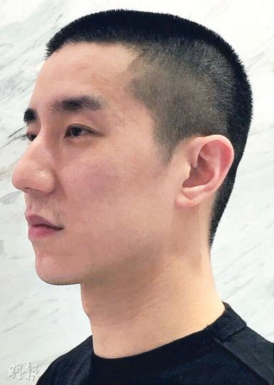 房祖名剪掉長髮立心改過,但願浪子回頭不會遲。(微博圖片)房祖名交由父親代剪去長髮,有如惡習都隨之除去,重新好好做人。(微博圖片)祖名在微博以「從心開始」形容此刻心情。(微博圖片) 房祖名剪掉長髮立心改過,但願浪子回頭不會遲。(微博圖片)房祖名交由父親代剪去長髮,有如惡習都隨之除去,重新好好做人。(微博圖片)祖名在微博以「從心開始」形容此刻心情。(微博圖片)