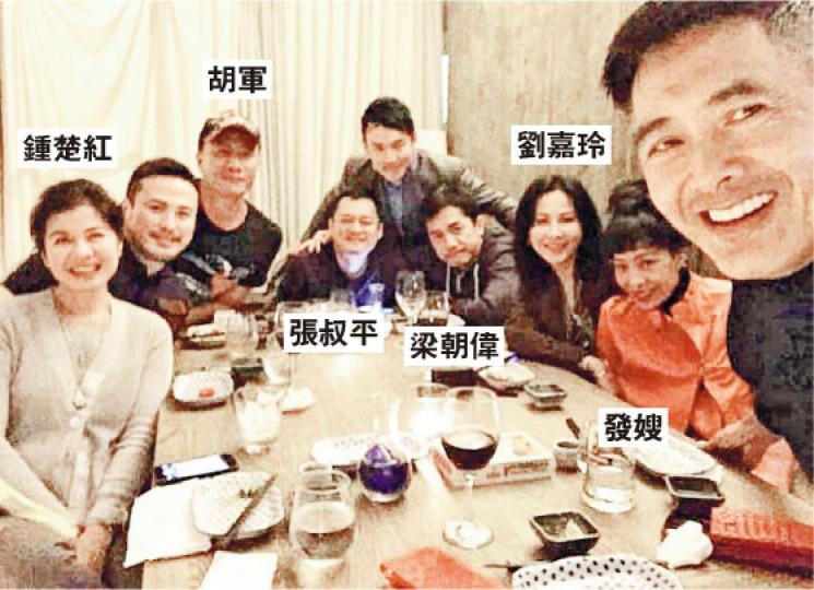 發哥跟一班圈中好友飯敘好開心。(微博圖片) 發哥跟一班圈中好友飯敘好開心。(微博圖片)