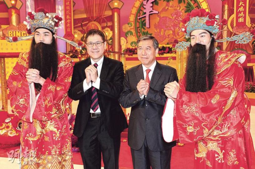 李寶安(右二)和鄭善強(左二)聯同財神出席無綫新春團拜嘉年華。(攝影:鍾偉茵) 李寶安(右二)和鄭善強(左二)聯同財神出席無綫新春團拜嘉年華。(攝影:鍾偉茵)