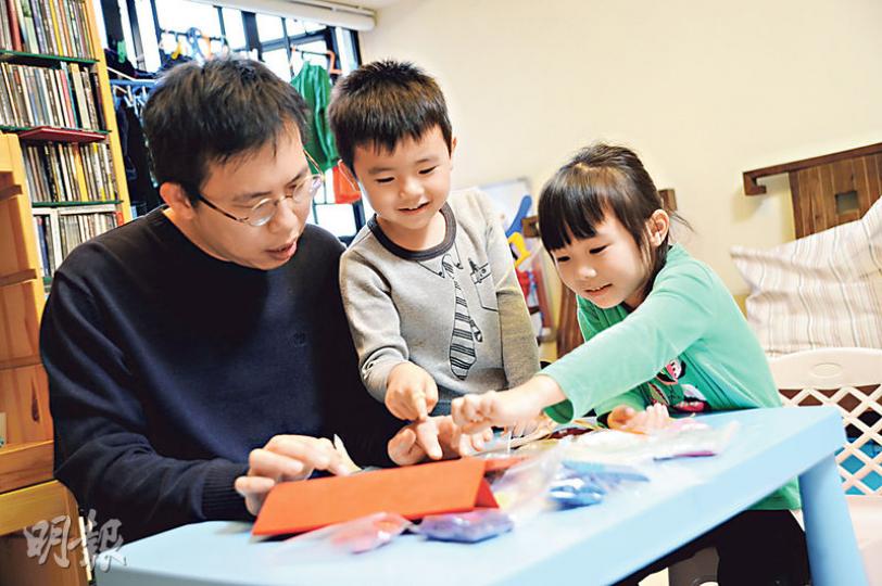 中學教師方景樂(左)育有6歲女兒(右)及4歲兒子(中),受惠於今次財政預算案「派糖」,料與妻子合共可少交3萬元稅,但他更希望政府善用儲備,辦好教育。(胡景禧攝) 中學教師方景樂(左)育有6歲女兒(右)及4歲兒子(中),受惠於今次財政預算案「派糖」,料與妻子合共可少交3萬元稅,但他更希望政府善用儲備,辦好教育。(胡景禧攝)