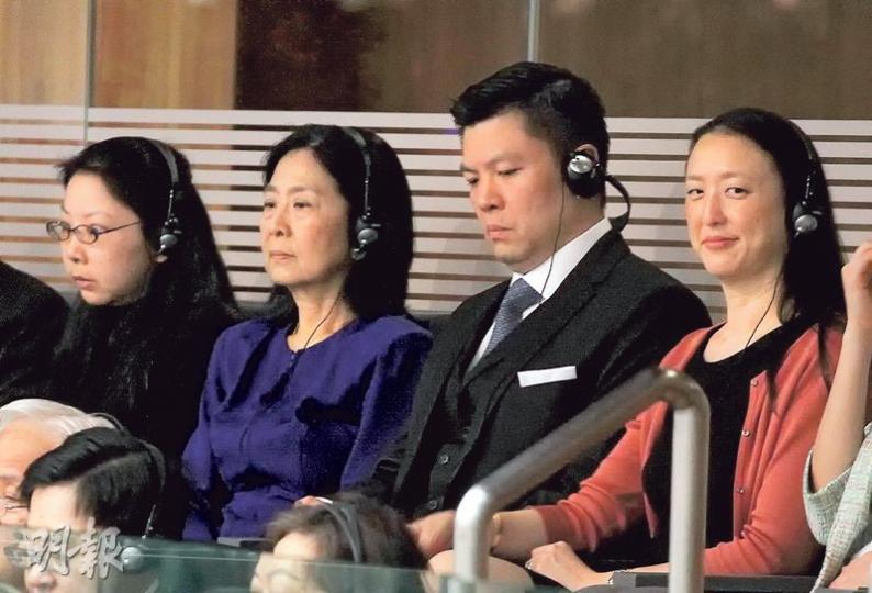 曾俊華昨宣讀其第八份預算案,其女兒(左起)、妻子、兒子、媳婦現身立法會公眾席捧場。在曾俊華宣讀預算案前,曾妻更向丈夫豎起拇指打氣。曾太以一身紫色衫現身,與財政預算案封面顏色堪稱配合。(李紹昌攝) 曾俊華昨宣讀其第八份預算案,其女兒(左起)、妻子、兒子、媳婦現身立法會公眾席捧場。在曾俊華宣讀預算案前,曾妻更向丈夫豎起拇指打氣。曾太以一身紫色衫現身,與財政預算案封面顏色堪稱配合。(李紹昌攝)