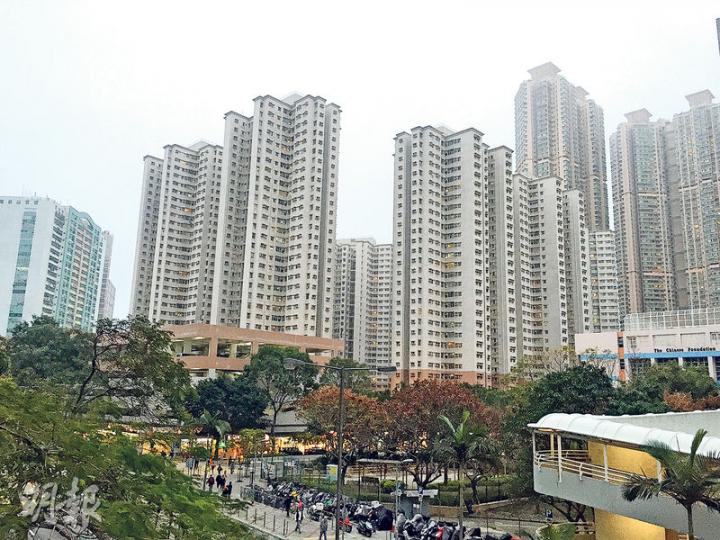 全港約有25萬間未補價居屋,不少業主嫌補價太高而不作補價,令單位無法在自由市場出租。財政預算案公布新的補價貸款計劃,業主可借錢支付補價然後出租單位,暫不賣樓免還款。圖為1997年入伙的小西灣居屋富欣花園,單位折扣率達45%,一般單位要補價逾百萬元才能自由放售。(林俊源攝) 全港約有25萬間未補價居屋,不少業主嫌補價太高而不作補價,令單位無法在自由市場出租。財政預算案公布新的補價貸款計劃,業主可借錢支付補價然後出租單位,暫不賣樓免還款。圖為1997年入伙的小西灣居屋富欣花園,單位折扣率達45%,一般單位要補價逾百萬元才能自由放售。(林俊源攝)