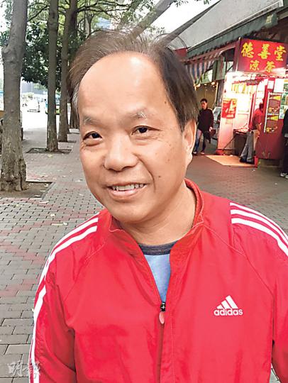 居屋業主、退休人士鄭先生指貸款補地價出租居屋不吸引，「都要畀利息」，現時住所用作自住，若有另一住處，大可找地產代理出售物業，「使乜靠政府幫手補地價」。只與妻子居住的他不會考慮分租居屋，認為「租客未必合得來」。（林俊源攝）小西灣富欣花園業主陳先生及陳太說，可以考慮按揭證券公司的補價貸款，認為住所可分租給別人，退休後多一個收入來源，幫補開支。（林俊源攝）居屋業主黎先生認為補價貸款計劃不可行，「（租了單位）咁我住邊？」再者現時放售予綠表買家樓價屢創新高，根本不用補地價便可賣樓，反而出租未必有市場，「市