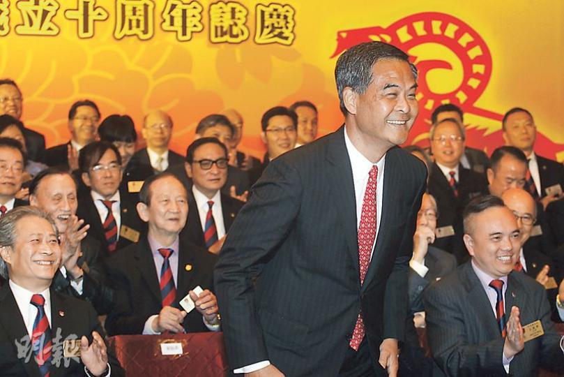 特首梁振英昨日發聲明,形容財政預算案貫徹本屆政府的施政理念,並提醒不希望立法會審議預算案時「拉布」,指「拉布」只會拖延市民受惠的時間。圖為梁振英(前)昨晚出席新界總商會就職禮,笑容滿臉。(李紹昌攝) 特首梁振英昨日發聲明,形容財政預算案貫徹本屆政府的施政理念,並提醒不希望立法會審議預算案時「拉布」,指「拉布」只會拖延市民受惠的時間。圖為梁振英(前)昨晚出席新界總商會就職禮,笑容滿臉。(李紹昌攝)