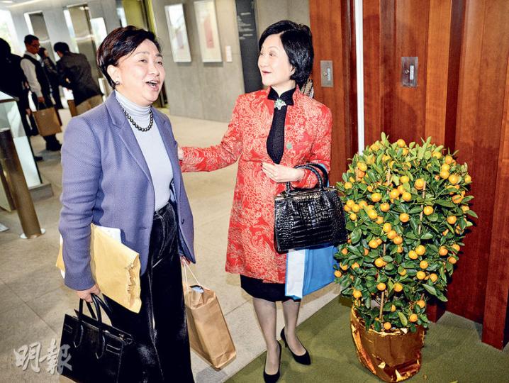 新民黨主席葉劉淑儀(右)噚日被至少兩個建制派男議員扮麒麟撞佢,相信佢都唔多高興,反而民主黨主席劉慧卿(左)一開完會就上前慰問佢。(盧翊銘攝) 新民黨主席葉劉淑儀(右)噚日被至少兩個建制派男議員扮麒麟撞佢,相信佢都唔多高興,反而民主黨主席劉慧卿(左)一開完會就上前慰問佢。(盧翊銘攝)