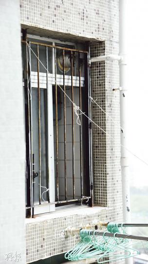 涉事18樓單位露台窗花事後已關上。(鍾炳然攝)退休公務員為露台窗花髹漆時疑失平衡,直墮一樓簷篷斃命,仵工事後到場將屍體舁走。(鍾炳然攝)退休漢墮樓後,一罐漆油墜落地面。(林樂軒攝) 涉事18樓單位露台窗花事後已關上。(鍾炳然攝)退休公務員為露台窗花髹漆時疑失平衡,直墮一樓簷篷斃命,仵工事後到場將屍體舁走。(鍾炳然攝)退休漢墮樓後,一罐漆油墜落地面。(林樂軒攝)