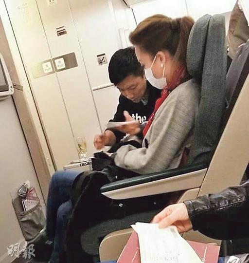 容祖兒和劉浩龍拍拖遊日,點了香檳飲的劉浩龍被網友取笑要飲酒壯膽,向祖兒求婚。(微博圖片) 容祖兒和劉浩龍拍拖遊日,點了香檳飲的劉浩龍被網友取笑要飲酒壯膽,向祖兒求婚。(微博圖片)