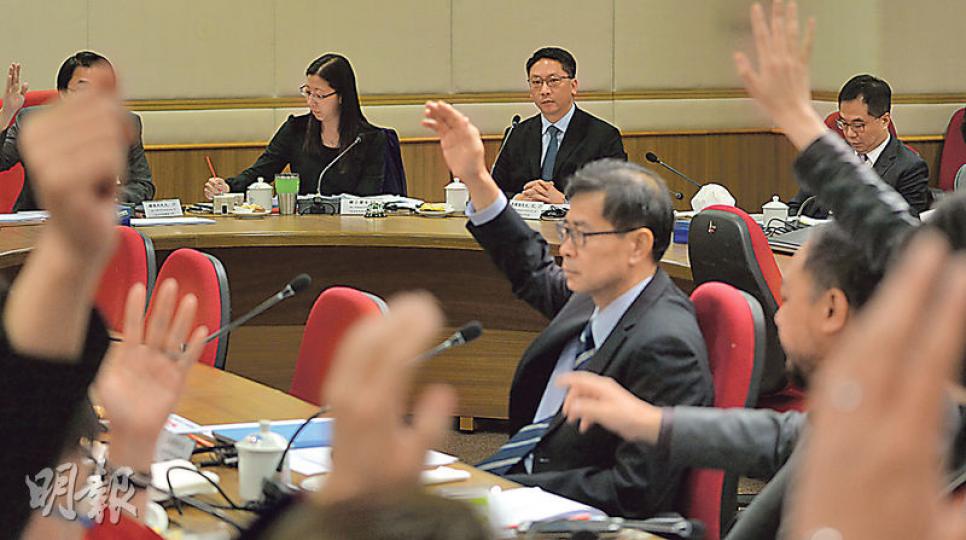 律政司在新財政年度的刑事檢控預算為7.11億，上升7.9%，預計本年需外聘大律師或律師處理檢控的案件為1880宗，比去年升21%。圖為律政司長袁國強（後排右）昨出席油尖旺區議會會議。  （鄧宗弘攝）