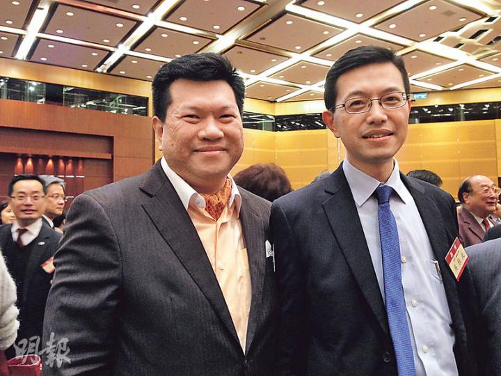 民建聯大律師馬恩國（左）噚日去咗中聯辦港島工作部新春酒會，同場撞到工聯會吳秋北（右）。馬恩國一見到吳秋北就雞啄唔斷，馬講起《反港獨法》，仲特登叫吳秋北一齊影相。（ 楊康琪攝）