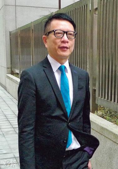亞視執董葉家寶未回應公司是否有足夠資金，支付拖欠的薪金。律政司仍在研究是否控告亞視及葉遲發去年12月的薪金。（何偉畧攝）