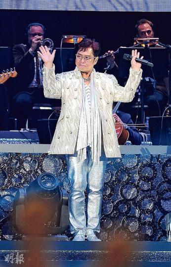 前晚個唱尾場，阿倫多次感觸欲哭，並對歌迷表示希望可以唱到80歲。（攝影﹕鍾偉茵）阿倫與五月天阿信合唱《愛情陷阱》，又走到台邊跟歌迷拜年利市。（攝影﹕鍾偉茵）五月天擔任阿倫個唱尾場表演嘉賓，5子笑言唱得開心又有紅包收， 好好玩。（攝影﹕鍾偉茵）