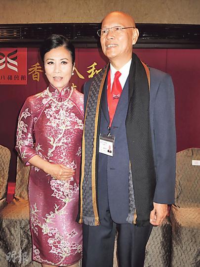 阿姐今年親手整了50底蘿蔔糕送給朋友,家英哥卻嫌她的蝦米落得不夠多。(攝影/記者:柯美) 阿姐今年親手整了50底蘿蔔糕送給朋友,家英哥卻嫌她的蝦米落得不夠多。(攝影/記者:柯美)