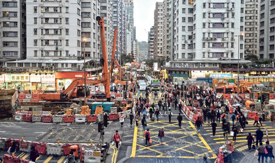 延至2016年中通車的觀塘線延線,因黃埔站月台隧道挖掘時發現堅硬岩石,增加挖掘難度,港鐵初步構思若黃埔站未能如期竣工,觀塘線延線會考慮以「局部通車」的安排啟用,即明年中先開通何文田站,之後再啟用黃埔站。圖為港鐵正於紅磡道至船景街之間的一段德安街,正進行黃埔站東、西月台之間的月台隧道挖掘工程。(鄧宗弘攝) 延至2016年中通車的觀塘線延線,因黃埔站月台隧道挖掘時發現堅硬岩石,增加挖掘難度,港鐵初步構思若黃埔站未能如期竣工,觀塘線延線會考慮以「局部通車」的安排啟用,即明年中先開通何文田站,之後再啟用黃埔站。圖為港鐵正於紅磡道至船景街之間的一段德安街,正進行黃埔站東、西月台之間的月台隧道挖掘工程。(鄧宗弘攝)