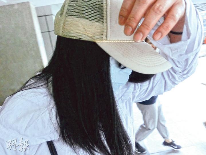被指協助首被告弒親碎屍的次被告謝臻麒,其前女友(圖)昨出庭作供,形容謝似「一舊泥膠,可搓圓又撳扁」,經常被「搵笨」。(張梓鈴攝) 被指協助首被告弒親碎屍的次被告謝臻麒,其前女友(圖)昨出庭作供,形容謝似「一舊泥膠,可搓圓又撳扁」,經常被「搵笨」。(張梓鈴攝)