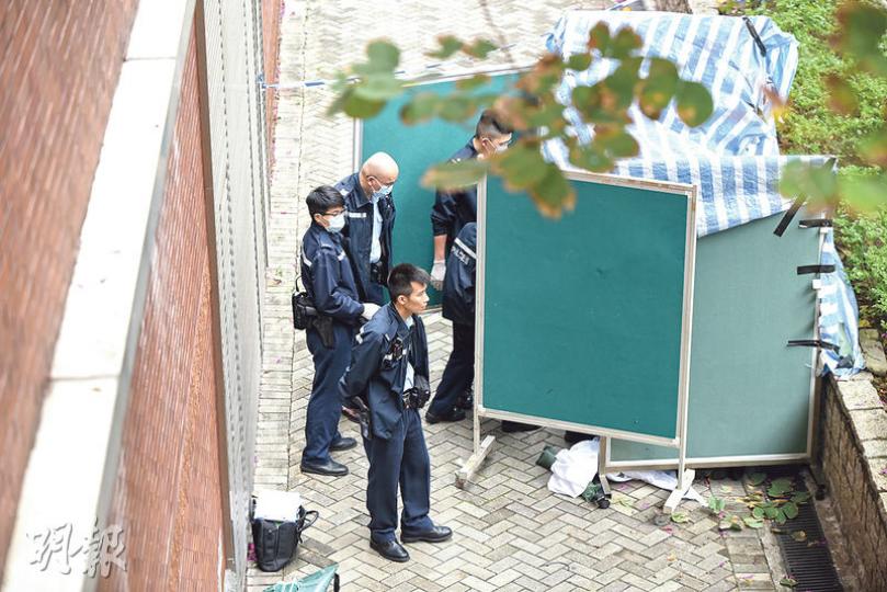 來自內地的理大研究生昨午在宿舍躍下,當場死亡,其遺體被帆布及圍板遮擋,警員到場調查。(林智傑攝) 來自內地的理大研究生昨午在宿舍躍下,當場死亡,其遺體被帆布及圍板遮擋,警員到場調查。(林智傑攝)
