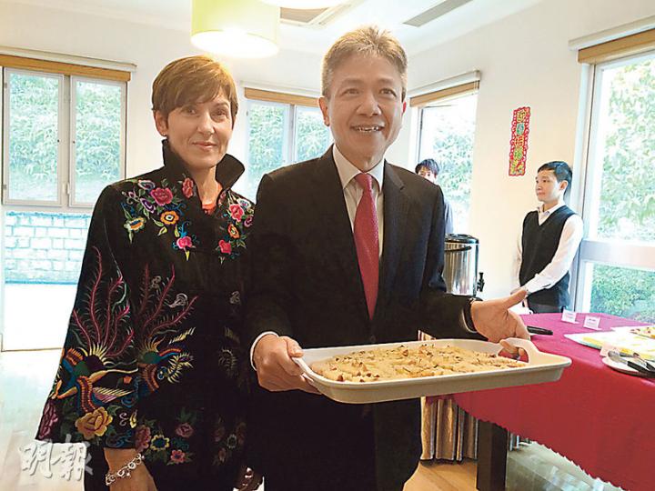 教院校長張仁良(右)昨在校長宿舍舉行傳媒春茗,帶同法籍妻子Christine(左)與傳媒會面,遞上後者炮製的蘿蔔糕予記者試食。張太透露,張仁良1983年在法國留學時,於學生宿舍活動認識她,當年張親自烹調冬菇炆雞等中國菜打動其芳心,最終二人於1986年移居香港共諧連理至今。(余瑋攝) 教院校長張仁良(右)昨在校長宿舍舉行傳媒春茗,帶同法籍妻子Christine(左)與傳媒會面,遞上後者炮製的蘿蔔糕予記者試食。張太透露,張仁良1983年在法國留學時,於學生宿舍活動認識她,當年張親自烹調冬菇炆雞等中國菜打動其芳心,最終二人於1986年移居香港共諧連理至今。(余瑋攝)