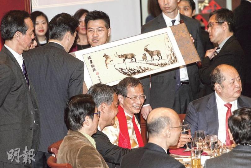 特首梁振英(前左二)昨日到立法會宴會廳出席新春午宴,新民主同盟立法會議員范國威(持畫者)向梁送上一幅題為《臨崖驅狼》水墨畫,諷刺其虎狼性格,施政缺乏包容,撕裂社會。梁振英並沒有接畫,范國威其後被立法會主席曾鈺成請離場。(李紹昌攝) 特首梁振英(前左二)昨日到立法會宴會廳出席新春午宴,新民主同盟立法會議員范國威(持畫者)向梁送上一幅題為《臨崖驅狼》水墨畫,諷刺其虎狼性格,施政缺乏包容,撕裂社會。梁振英並沒有接畫,范國威其後被立法會主席曾鈺成請離場。(李紹昌攝)