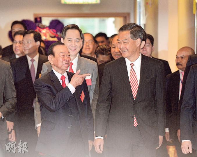 梁振英(前排右)本周初主動談及將於下周的兩會跟內地商討收緊自由行及「一簽多行」。圖為梁昨出席鄉議局新春團拜,前排左為鄉議局主席劉皇發,他勸光復元朗示威者要以大局為重「縮縮手」。(鄧宗弘攝) 梁振英(前排右)本周初主動談及將於下周的兩會跟內地商討收緊自由行及「一簽多行」。圖為梁昨出席鄉議局新春團拜,前排左為鄉議局主席劉皇發,他勸光復元朗示威者要以大局為重「縮縮手」。(鄧宗弘攝)