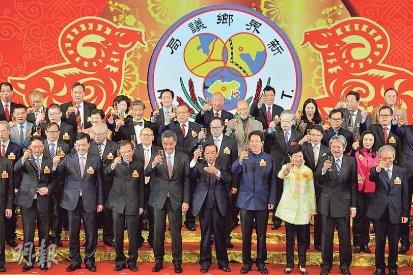 噚日鄉議局酒會官蓋雲集,特首梁振英、中聯辦主任張曉明、3個司長及多個官員都有現身,可見鄉議局主席劉皇發都好有面,律政司長袁國強(前排左一)就話,自己比較落後,無意開fb喇。(鄧宗弘攝) 新民黨主席葉劉淑儀(中)噚日出席鄉議局酒會,仲獲邀企第一排,但佢似乎唔多舒服,喺台上忍唔住「偷食」喉糖 。(鄧宗弘攝) 噚日鄉議局酒會官蓋雲集,特首梁振英、中聯辦主任張曉明、3個司長及多個官員都有現身,可見鄉議局主席劉皇發都好有面,律政司長袁國強(前排左一)就話,自己比較落後,無意開fb喇。(鄧宗弘攝) 新民黨主席葉劉淑儀(中)噚日出席鄉議局酒會,仲獲邀企第一排,但佢似乎唔多舒服,喺台上忍唔住「偷食」喉糖 。(鄧宗弘攝)