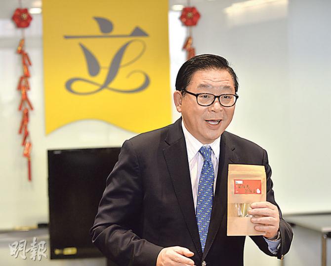 經民聯新春團拜,準備咗潤唇膏同手霜畀記者做禮物,上面貼咗祝福字句。(余俊亮攝) 經民聯新春團拜,準備咗潤唇膏同手霜畀記者做禮物,上面貼咗祝福字句。(余俊亮攝)