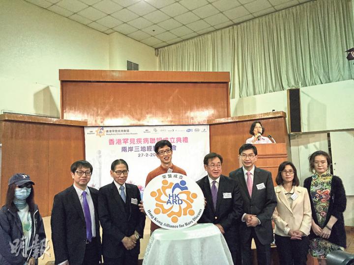罕見病病人昨成立「香港罕見疾病聯盟」,本身是「馬凡氏綜合症」患者的外務副會長劉志強(左四),因病所致自少高瘦過人,站在眾嘉賓之間亦是高人一等。嘉賓之一平機會主席周一嶽(右四)發言表示,藥廠平日「財雄勢大」,應支援罕見病人。(梁杏怡攝) 罕見病病人昨成立「香港罕見疾病聯盟」,本身是「馬凡氏綜合症」患者的外務副會長劉志強(左四),因病所致自少高瘦過人,站在眾嘉賓之間亦是高人一等。嘉賓之一平機會主席周一嶽(右四)發言表示,藥廠平日「財雄勢大」,應支援罕見病人。(梁杏怡攝)
