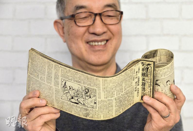 金庸的武俠小說自1970年代起於《明報晚報》重新連載首部修訂版;現年66歲的張棠坤當時天天剪報儲藏,在4年間將10部金庸作品結集成「書」,包括《書劍恩仇錄》、《射鵰英雄傳》及《神鵰俠侶》等。至今這些結集雖見泛黃,但一字一句依然清晰可讀。在小說的背面,亦附載了當年的新聞報道。(余俊亮攝)張棠坤在1970年代保存金庸小說的剪報,每4回釘裝成一本,當中的《神鵰俠侶》結集甚至有自製「封面」,寫有四字回目標題,並把印有作品名稱的插圖剪下,填上顏色,貼上封面以作標示。(余俊亮攝)張棠坤在1970年代保存金庸 金庸的武俠小說自1970年代起於《明報晚報》重新連載首部修訂版;現年66歲的張棠坤當時天天剪報儲藏,在4年間將10部金庸作品結集成「書」,包括《書劍恩仇錄》、《射鵰英雄傳》及《神鵰俠侶》等。至今這些結集雖見泛黃,但一字一句依然清晰可讀。在小說的背面,亦附載了當年的新聞報道。(余俊亮攝)張棠坤在1970年代保存金庸小說的剪報,每4回釘裝成一本,當中的《神鵰俠侶》結集甚至有自製「封面」,寫有四字回目標題,並把印有作品名稱的插圖剪下,填上顏色,貼上封面以作標示。(余俊亮攝)張棠坤在1970年代保存金庸