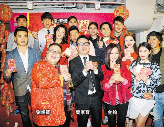 葉家寶代表亞視向員工派100元利市,但他坦言今日出2月份糧的機會很微。(攝影:孫華中)陳復生自資監製兼主持《論語一分鐘》,將於下月底在亞視播出。(攝影:孫華中) 葉家寶代表亞視向員工派100元利市,但他坦言今日出2月份糧的機會很微。(攝影:孫華中)陳復生自資監製兼主持《論語一分鐘》,將於下月底在亞視播出。(攝影:孫華中)