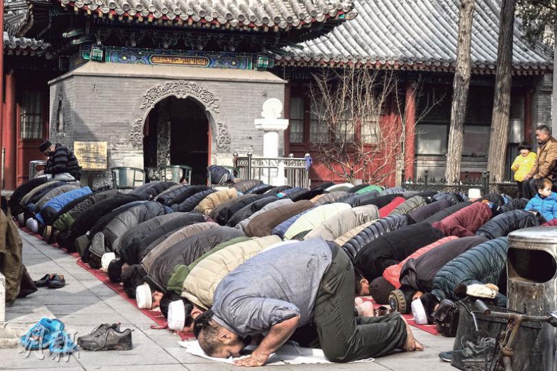 牛街禮拜寺為全北京歷史最悠久、規模最大的清真寺，每逢周五下午都會吸引大批穆斯林前往祈禱。（麥俊攝）阿布杜·熱依木·伊明表示，新疆的文盲、教盲與貧困問題已經形成慣性，需要時間解決。（麥俊攝）