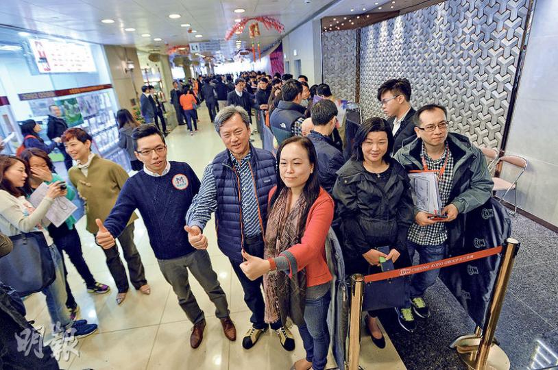 長實執行董事趙國雄(穿著黑色背心外套)表示,雖然金管局再收緊按揭,但現時地價及建築成本均高企,相信樓價難以下調。(葉家豪攝)睇樓客心聲﹕悅目睇樓客李先生﹕悅目開價水平算合理,但相信再收緊按揭會影響市場氣氛,自言目前仍未敲定會否「扑鎚」入市。(葉家豪攝)睇樓客心聲﹕悅目睇樓客湯先生﹕收緊按揭會影響市民的置業意欲,但如果真有自住需要,相信付多些首期都會入市。 (葉家豪攝) 長實執行董事趙國雄(穿著黑色背心外套)表示,雖然金管局再收緊按揭,但現時地價及建築成本均高企,相信樓價難以下調。(葉家豪攝)睇樓客心聲﹕悅目睇樓客李先生﹕悅目開價水平算合理,但相信再收緊按揭會影響市場氣氛,自言目前仍未敲定會否「扑鎚」入市。(葉家豪攝)睇樓客心聲﹕悅目睇樓客湯先生﹕收緊按揭會影響市民的置業意欲,但如果真有自住需要,相信付多些首期都會入市。 (葉家豪攝)