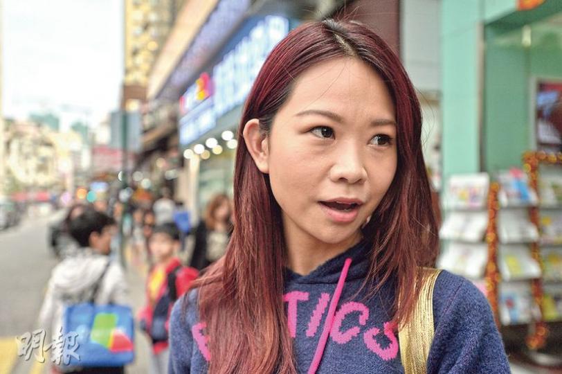 居於元朗、從事文職的麥小姐認為元朗區的水貨問題非常嚴重，特色小店近兩年多已變藥房或奶粉城，且區內人流太多，行人路擠迫，不時被迫走車路，元朗大馬路情况最為嚴重，她更曾被行李篋輾腳。她希望一簽多行應「一刀切」直接取消，以杜絕水貨客問題。（鄧宗弘攝）中五生黃同學居住元朗15年，他認為水貨客雖令人流增加，但問題不算太嚴重，對日常生活未有太大影響，通脹亦不能只歸咎水貨客，因元朗區人口膨脹，社區配套未能同步增加。黃同學認為元朗水貨問題未如上水、屯門嚴重，可逐步解決，如現階段一簽多行可減至一簽30行，便可作紓