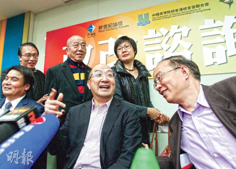 政制及內地事務局長譚志源（中）昨日出席由新世紀論壇、中國高等院校香港校友會聯合會和教育評議會合辦的政改諮詢會，他日前說對政改獲通過由「極度悲觀」轉為「審慎樂觀」，他昨以「好淡爭持，反覆靠穩」形容政改情况。（李紹昌攝）