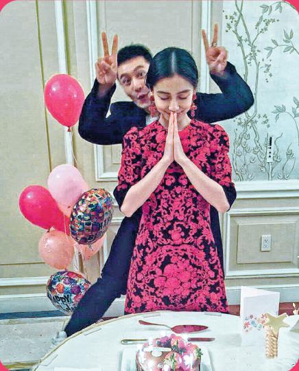 Baby合十許願，男友曉明在身後雙手高舉V字，令人聯想曉明是否求婚成功。（微博圖片）曉明與頭戴花花后冠的Baby親密合照，甜到漏。（微博圖片）