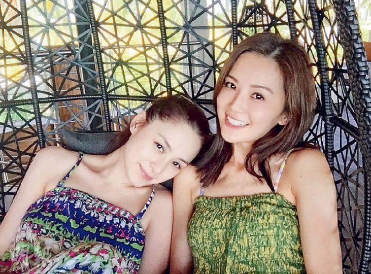 阿Sa（右）與阿嬌（左）的馬爾代夫之旅雖然已結束，兩人依然回味跟陽光玩遊戲的快樂行程！（微博圖片）阿Sa親自為阿嬌拍出水芙蓉照，還說：「很喜歡這樣寧靜的感覺……一看到就忍不住按了快門。」（微博圖片）阿嬌置身水中的照片，個個讚靚女！（微博圖片）阿Sa與阿嬌玩浮潛，齊齊舉Ｖ自拍。（微博圖片）Twins在海洋世界合體，手拖手潛水，好sweet！（微博圖片）