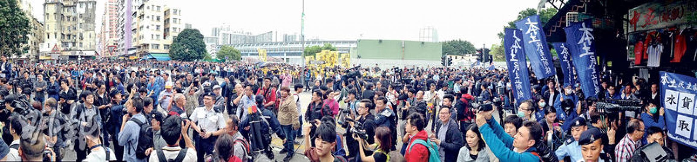 兩批反水貨客示威者——本土民主前線(右,藍旗者)及熱血公民(中,遠處黃旗者)在西鐵朗屏站附近安寧路匯合,中間夾雜了自稱「元朗居民」的人,互相指罵。(李澤彤攝) 兩批反水貨客示威者——本土民主前線(右,藍旗者)及熱血公民(中,遠處黃旗者)在西鐵朗屏站附近安寧路匯合,中間夾雜了自稱「元朗居民」的人,互相指罵。(李澤彤攝)