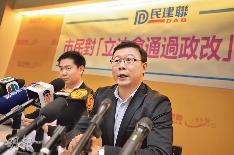 民建聯副主席張國鈞(右)及常委周浩鼎,昨日公布政改民意調查,籲泛民政黨按大多數民意取向投票。(盧翊銘攝) 民建聯副主席張國鈞(右)及常委周浩鼎,昨日公布政改民意調查,籲泛民政黨按大多數民意取向投票。(盧翊銘攝)