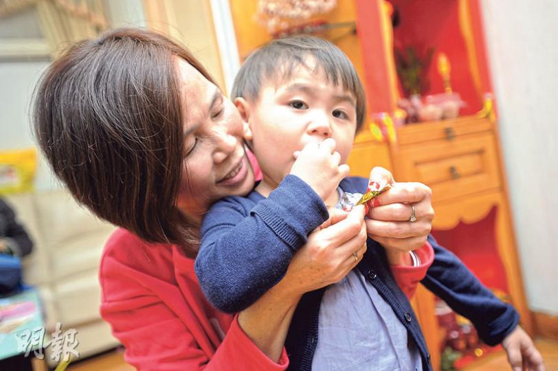 現為「社區保母」的芬姨(左)視Jennifer(右)如孫女般看待,不但自小教她說話、寫字,近日又為現年2歲的Jennifer報讀附近幼稚園,以便日後繼續照顧,也認為能協助有需要家庭。(胡景禧攝) 現為「社區保母」的芬姨(左)視Jennifer(右)如孫女般看待,不但自小教她說話、寫字,近日又為現年2歲的Jennifer報讀附近幼稚園,以便日後繼續照顧,也認為能協助有需要家庭。(胡景禧攝)