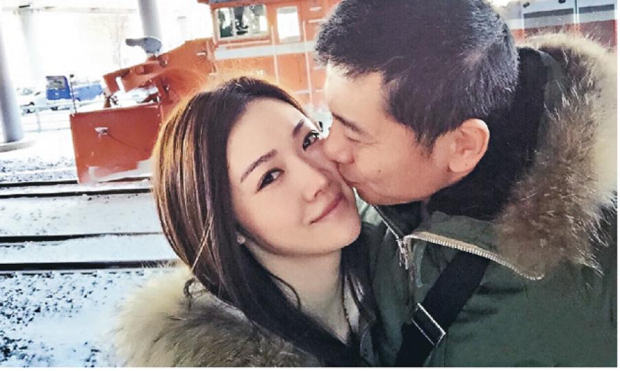 未婚夫情深一吻,葉翠翠甜入心。(微博圖片)葉翠翠透露7月的婚禮聘用婚禮統籌師籌備。(攝影/記者:鍾一虹) 未婚夫情深一吻,葉翠翠甜入心。(微博圖片)葉翠翠透露7月的婚禮聘用婚禮統籌師籌備。(攝影/記者:鍾一虹)