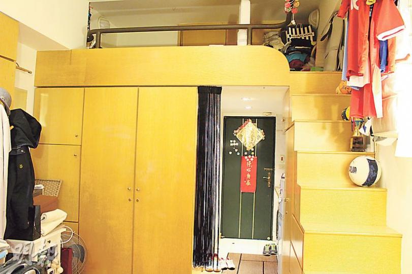 現職醫生的港人熊嘉豪,居住的台北市大安區開放式單位,內籠相當「的骰」,但勝在樓底高,可以打造「閣仔」作為寢區。(方可兒攝)熊嘉豪表示,台灣薪金水平較低,年輕人要圓置業夢亦不易。(方可兒攝) 現職醫生的港人熊嘉豪,居住的台北市大安區開放式單位,內籠相當「的骰」,但勝在樓底高,可以打造「閣仔」作為寢區。(方可兒攝)熊嘉豪表示,台灣薪金水平較低,年輕人要圓置業夢亦不易。(方可兒攝)