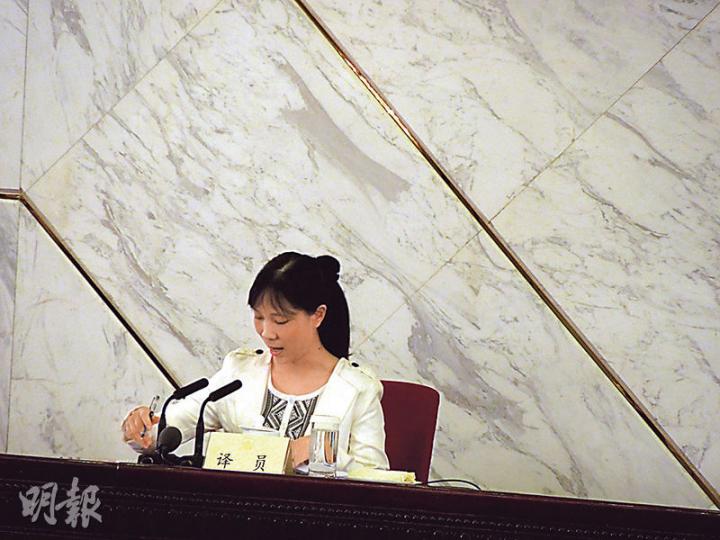 呂新華昨天在記者會上一句網絡潮語「任性」,一時令女翻譯(圖)為難。(明報記者攝) 呂新華昨天在記者會上一句網絡潮語「任性」,一時令女翻譯(圖)為難。(明報記者攝)